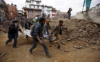 Más de 2.200 muertos por el terremoto en Nepal, varios países prometen ayuda