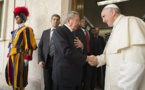 Raúl Castro elogia al papa Francisco por su manera de actuar