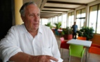 El escritor inglés Frederick Forsyth confiesa haber espiado para el MI6