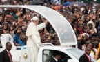 El papa denuncia en Kenia la "atroz injusticia" impuesta a las villas miseria