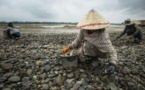 En Laos, la arena y los guijarros del Mekong alimentan las obras en China